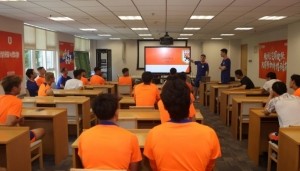 APP下载-泰山足校西班牙籍青训总监埃里克，对球队前一天训练进行复盘总结