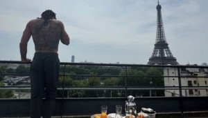 虎背熊腰阿隆-戈登游玩巴黎 赤裸上身遥看埃菲尔铁塔