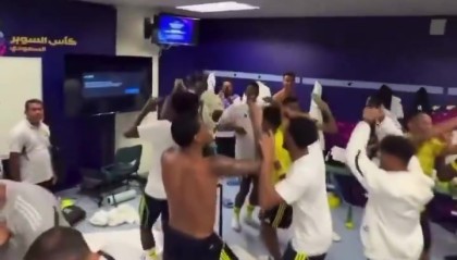 华体会体育中国官方网-我就静静看着😎胜利更衣室激情庆祝，C罗穿着内裤跟随音乐点头