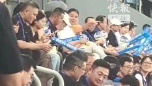 华体会体育中国官方网-顶流来了！京东老板刘强东现身苏超赛场，为宿迁队加油