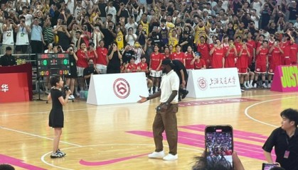 网页版登录入口-詹姆斯现身上海交大 与全场球迷热情互动